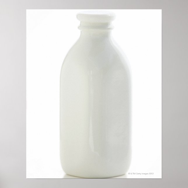 Milchflasche auf weißem Hintergrund Poster (Vorne)