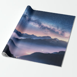 Milchstraße über Berge in Nebel in der Nacht im  Geschenkpapier