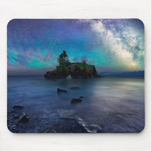 Milchstraße über hohlem Felsen Mousepad