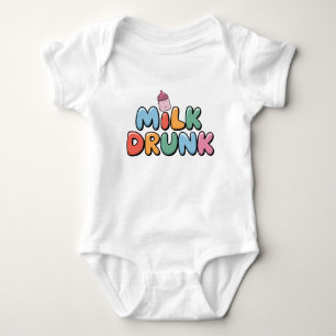 Milchtrunkenes Neugeborenes Baby Strampler