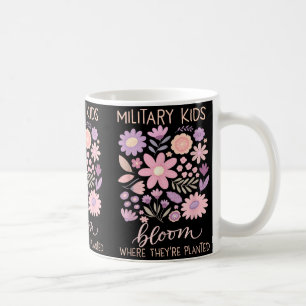 Militär Kind Löwenzahn blüht wo gepflanzt lila Kaffeetasse