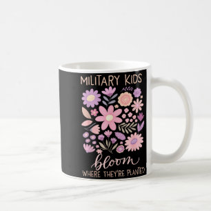 Militär Kind Löwenzahn blüht wo gepflanzt lila Kaffeetasse