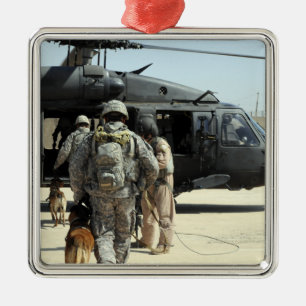 MilitärarbeitsHundeführer verschalen ein helicop Silbernes Ornament