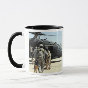 MilitärarbeitsHundeführer verschalen ein helicop Tasse
