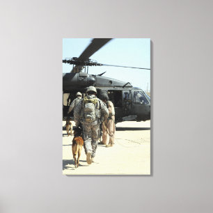 MilitärarbeitsHundeführer verschalen ein helicopte Leinwanddruck