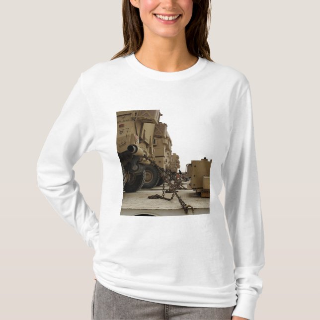 Militärfahrzeuge werden auf Sattelkraftfahrzeugen  T-Shirt (Vorderseite)