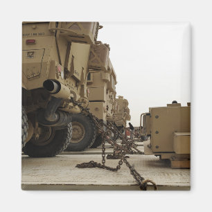 Militärfahrzeuge werden unten auf halb LKW Magnet