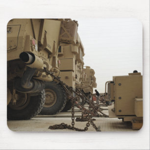 Militärfahrzeuge werden unten auf halb LKW Mousepad
