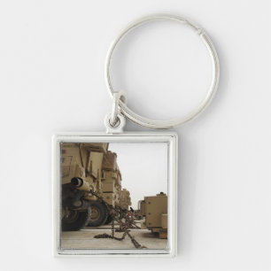 Militärfahrzeuge werden unten auf halb LKW Schlüsselanhänger