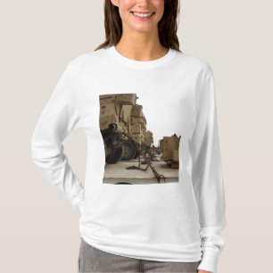 Militärfahrzeuge werden unten auf halb LKW T-Shirt