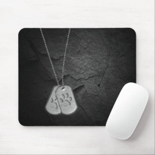 Militärhundeanhänger mit Pfotenabdrücken  Mousepad