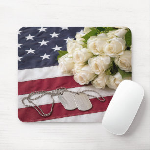 Militärhundeanhänger mit weißen Rosen Mousepad