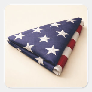 Militärisch gefaltete amerikanische Flagge Patriot Quadratischer Aufkleber