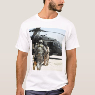 Militärische Arbeitshundler an Bord eines Hubschra T-Shirt
