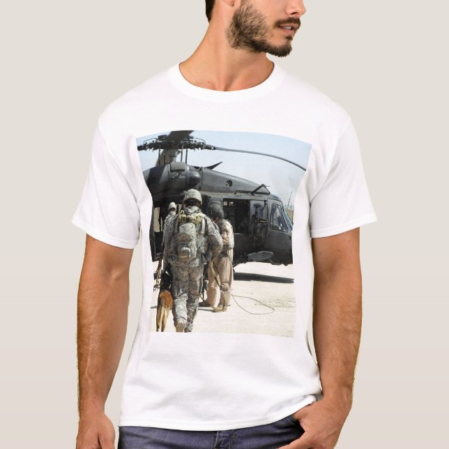 Militärische Arbeitshundler an Bord eines Hubschra T-Shirt (Vorderseite)