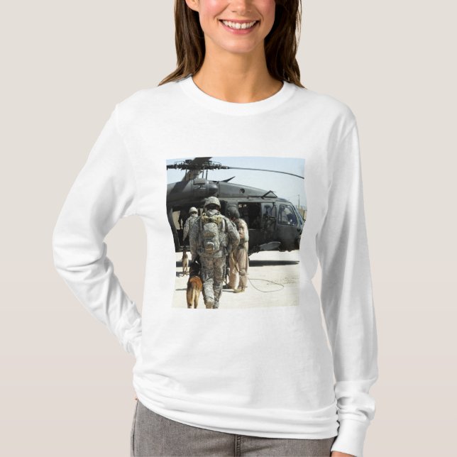 Militärische Arbeitshundler an Bord eines Hubschra T-Shirt (Vorderseite)