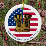 Militärische Armee Custom USA Flag Soldier Keramik Ornament<br><div class="desc">Wir stellen unser patriotisches Ornament vor, das speziell für Militärangehörige, Veteranen und deren Familien entworfen wurde. Dieses wunderschöne Ornament besticht durch die amerikanische Flagge und die Fahne der USA sowie durch Goldkampfstiefel, die den Mut und das Engagement der tapferen Soldaten, die unserem Land dienten, symbolisieren. Um es noch besonderer zu...</div>