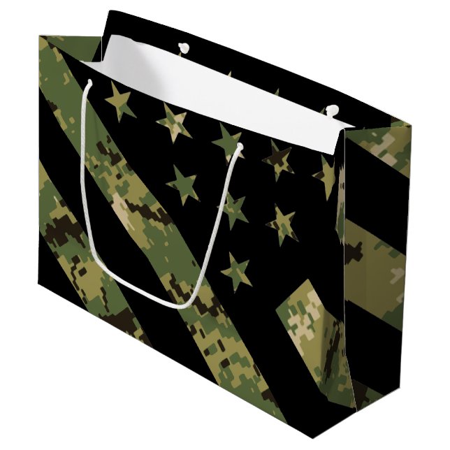Militärische digitale Camouflage US-Flagge Große Geschenktüte (Vorderseite Schrägansicht)
