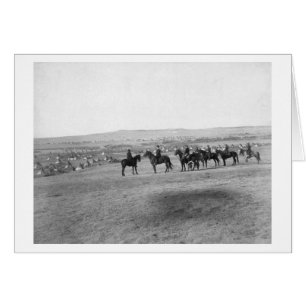 Militärische Männer besichtigen ein Fernlager auf 