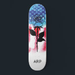 *~* Militärische ROSE Rot-Weiß-Blaue Flagge Skateboard<br><div class="desc">*Energetisch Enhanced / Imbues LONG STEM ROSE Silhouette auf amerikanischer Flagge * Patriotische Amerikanische Flagge mit q LONG STEM ROSE Silhouette . . Dieses Design zeigt die US Flag American Flag auch bekannt als Old Glory und US Flagge. Dieses Watercolor American Flag Design beinhaltet die Farben Red White Blue in...</div>