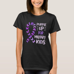 Militärische Schmetterlingssammler mit lila Obersc T-Shirt