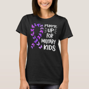Militärische Schmetterlingssammler mit lila Obersc T-Shirt