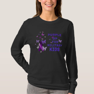 Militärische Schmetterlingssammler mit lila Obersc T-Shirt
