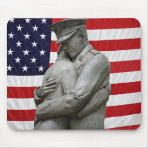 Militärische Statue unter amerikanischer Flagge Mousepad