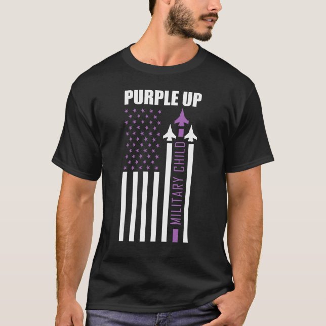 Militärisches Kind mit starkem Sprung in die prouk T-Shirt (Vorderseite)