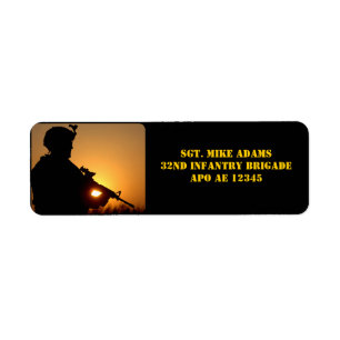Militärsoldat mit Gewehr am Sonnenuntergang