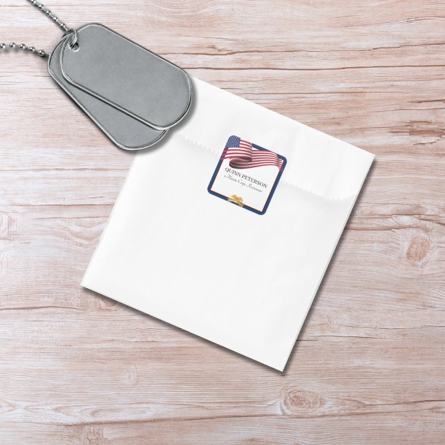 Military Retirement Flag Gold Crest Quadratischer Aufkleber (Von Creator hochgeladen)