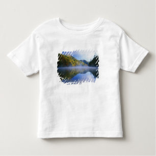 Millcreek Lake und Herbstfarben bei Sonnenaufgang, Kleinkind T-shirt