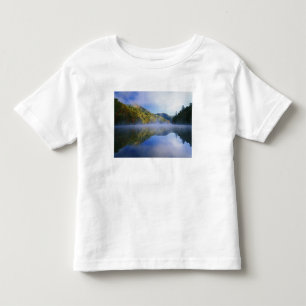 Millcreek Lake und Herbstfarben bei Sonnenaufgang, Kleinkind T-shirt