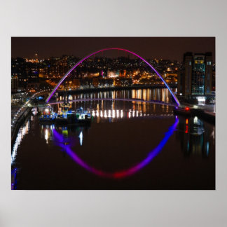 Millenium-Brücke bei Nacht über den Fluss Tyne Poster