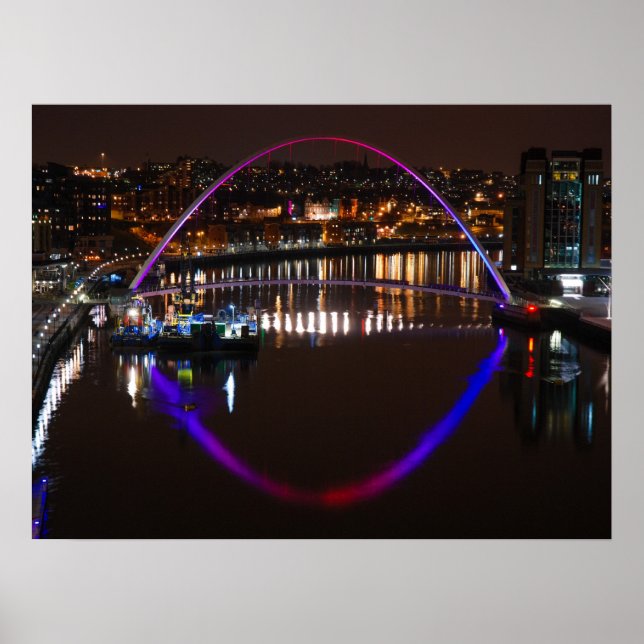Millenium-Brücke bei Nacht über den Fluss Tyne Poster (Vorne)