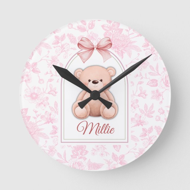 Millie | Benutzerdefiniertes rosa Teddy-Bär-Kinder Runde Wanduhr (Vorderseite)