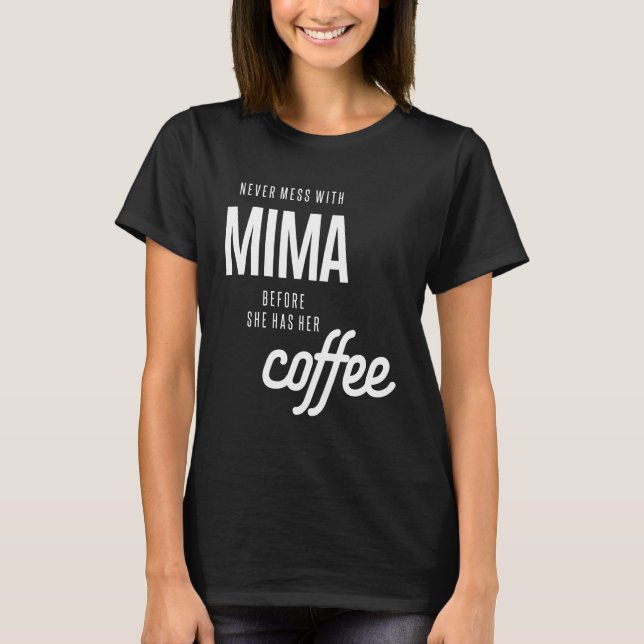 Mima darf nie angehen, bevor sie Kaffee hat T-Shirt (Vorderseite)