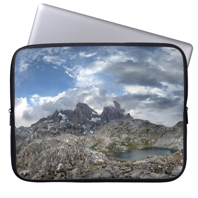 Minarettpanorama über den Seen von Nydiver - Sierr Laptopschutzhülle (Vorderseite)