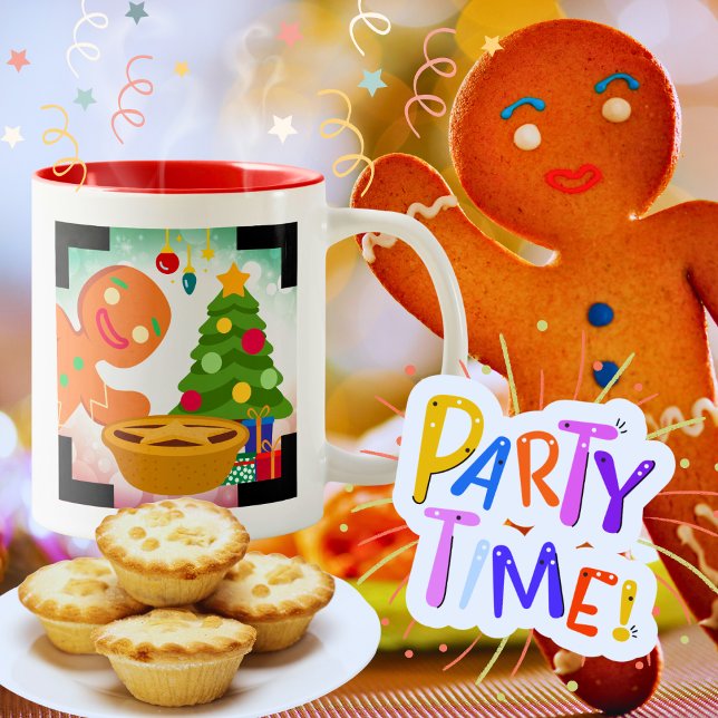 Mince Pie Photobombed by Gingerbread Man Zweifarbige Tasse (Mince Pie Photobombed by a Gingerbread Man at the annual Mince Pie Christmas Party.
)