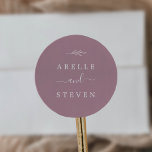 Mindestleaf | Mauve Wedding Umschlag Aufklebers Runder Aufkleber<br><div class="desc">Diese Mindest-Blatt-Lila-Hochzeitsfeiern sind perfekt für eine Hochzeit. Die Silhouette ist schlicht und besteht aus einem grünen Blatt in einem romantischen,  lila rosa Farbton mit minimalistischem böhmischen Gartenstil. Personalisieren Sie das Etikett mit den Namen des Paares.</div>