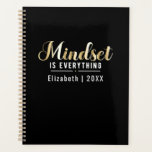 "Mindset is Everything" Gold Inspiration Zitat Planer<br><div class="desc">Bleibe organisiert und inspiriert mit dem "Mindset is Everything" Gold Inspirational Quote Planner. Mit einem eleganten Goldangebot auf dem Cover verbindet dieser Planer Stil und Funktionalität. Mit großzügigen Wochen- und Monatslayouts ist es perfekt für die Verfolgung von Terminen, Zielen und Aufgabenlisten. Hochwertiges Papier sorgt für ein glattes Schreiberlebnis, während ein...</div>
