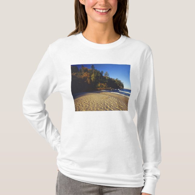 Minenstrand bei Pictured Rocks National T-Shirt (Vorderseite)