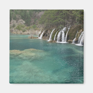 Mineralablagerungen bilden Wasserfälle und klares Magnet