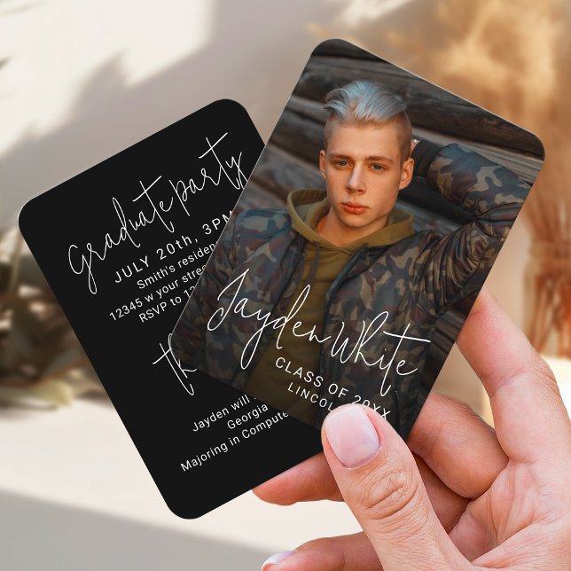 Mini Black Modern Script Foto Abschluss laden Begleitkarte (Mini Black Modern Script Photo Graduation Invite)