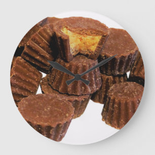 Mini Chocolate and Peanut Butter Treats Große Wanduhr