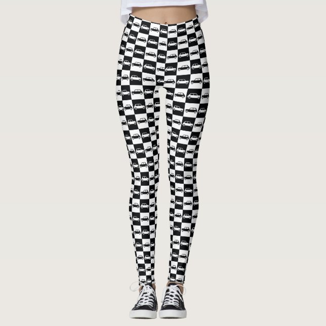 Mini-Cooper mit schwarzer Checkerboard Leggings (Vorderseite)