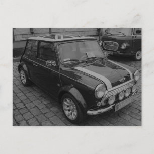 Mini Cooper Oldtimer in schwarz-weiß auf einer Pos Postkarte