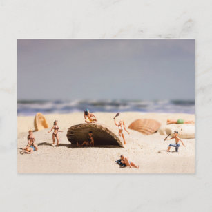 Mini-Leute am Strand Postkarte
