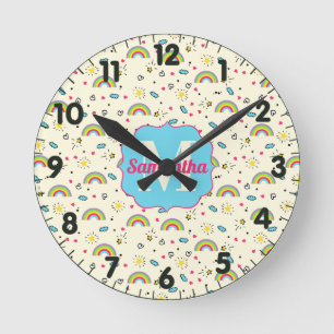 Mini-Regenbogen-Wurf auf gelbem Retro-Muster-Monog Runde Wanduhr