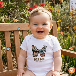 Mini-Schmetterling mit maßgeschneidertem Outfit zu Baby Strampler